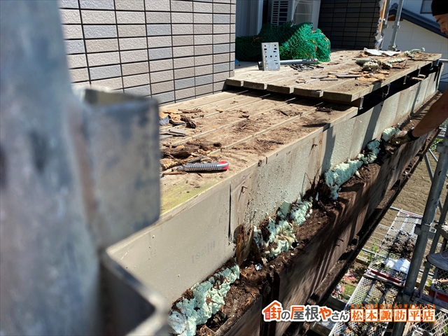 塩尻市ベランダ改修工事　既存ベランダ梁を残してすべて撤去